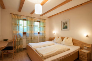 Camera da letto dell'appartamento al agriturismo Grafaierhof